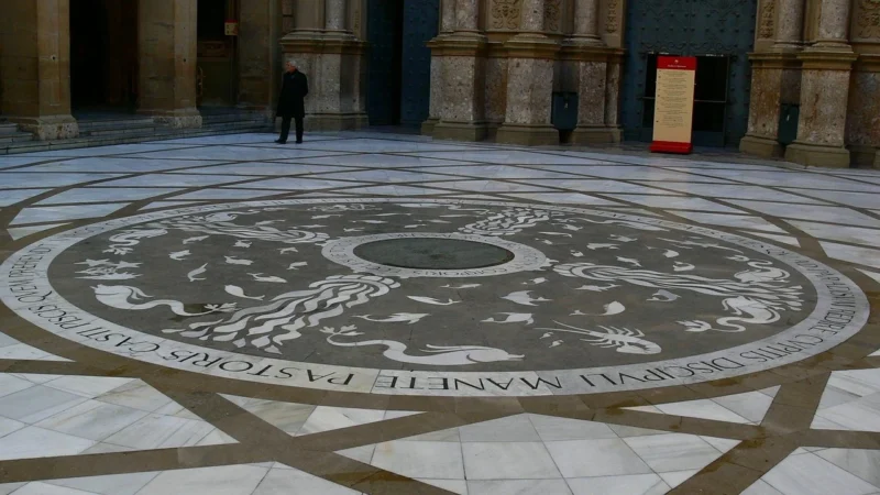 Sagrada Familia w środku: bilety, godziny i praktyczne wskazówki